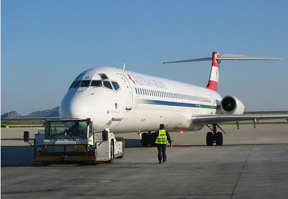AUA Austrian Airlines MD-80 pushback Foto AUA AUA Austrian Airlines MD-80 pushback Foto AUA