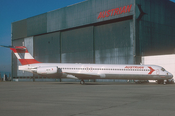 AUA Austrian Airlines MD-80 vor Hangar Foto Archiv AUA