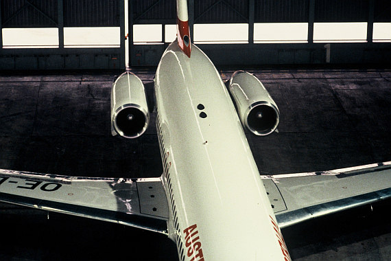 AUA Austrian Airlines MD-87 im Hangar Foto Archiv Austrian Airlines