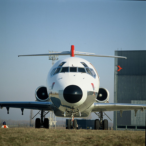 AUA Austrian Airlines MD-87 vor der Werft 2 Foto Archiv Austrian Airlines