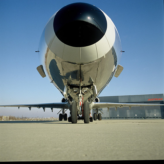 AUA Austrian Airlines MD-87 vor der Werft Foto Archiv Austrian Airlines