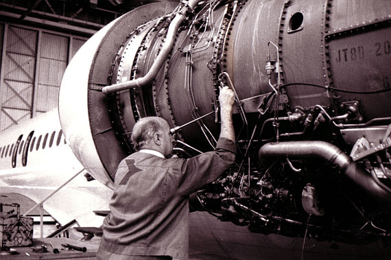 Ein Techniker wartet eines der ursprünglich an der MD-81 montierten JT8D-209-Triebwerke.