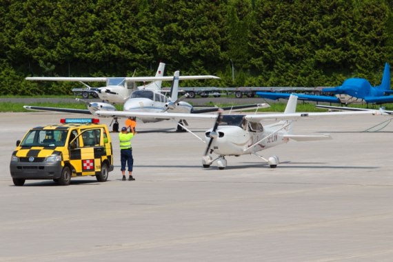 Allgemeine Luftfahrt General Aviation Symbolbild Sujetbild Einweiser Ramp Agent LOWI 11.06.15 Ramp 01 Bilderbergertreffen 2015 Foto Christian Schöpf