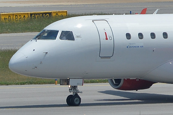 Nur ein kleiner Schriftzug rechts unterhalb der Fenster neben der Haupteinstiegstüre gibt Auskunft über den Eigentümer/Betreiber des Flugzeuges.