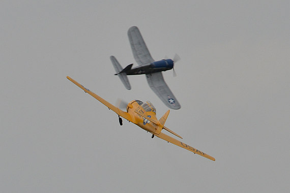 Kaum von richtigen Flugzeugen zu unterscheiden: Modelle der AT6 Texan und F4U Corsair im Flug.