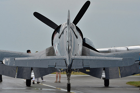 Flugplatzfest STockerau 2015 Foto Huber Austrian Wings Media Crew Besucher Corsair von hinten Flying Bulls F4U