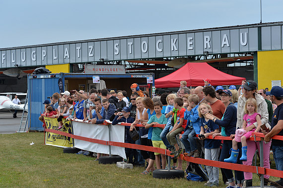 Flugplatzfest STockerau 2015 Foto Huber Austrian Wings Media Crew Besucher en Masse