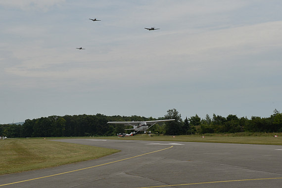 Modellflug-Eskorte für eine soeben gelandete Cessna 172.