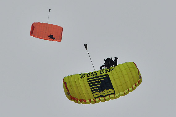 Flugplatzfest STockerau 2015 Foto Huber Austrian Wings Media Crew Fallschirmspringer im Landeanflug