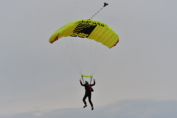 Flugplatzfest STockerau 2015 Foto Huber Austrian Wings Media Crew Fallschirmspringer im Landeanflug_1