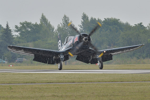 Flugplatzfest STockerau 2015 Foto Huber Austrian Wings Media Crew Flying Bulls F4U Corsair Landung im strömenden Regen