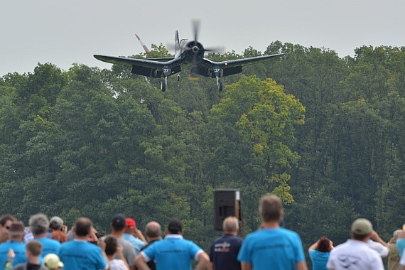 Flugplatzfest STockerau 2015 Foto Huber Austrian Wings Media Crew Flying Bulls F4U Corsair Landung