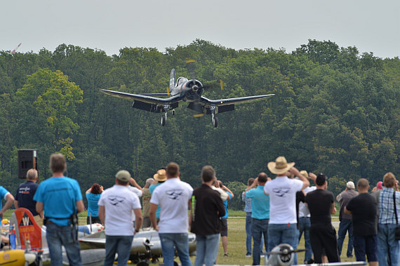 Flugplatzfest STockerau 2015 Foto Huber Austrian Wings Media Crew Flying Bulls F4U Corsair Landung_1