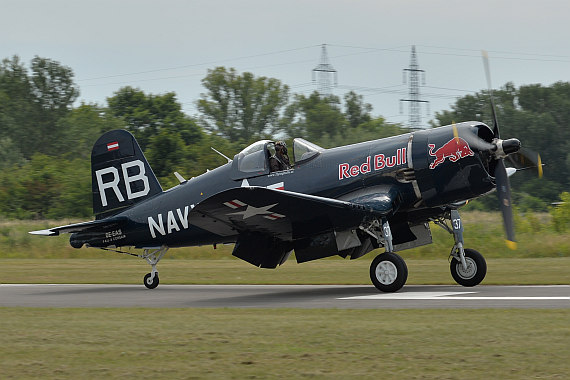 Flugplatzfest STockerau 2015 Foto Huber Austrian Wings Media Crew Flying Bulls F4U Corsair Landung_2