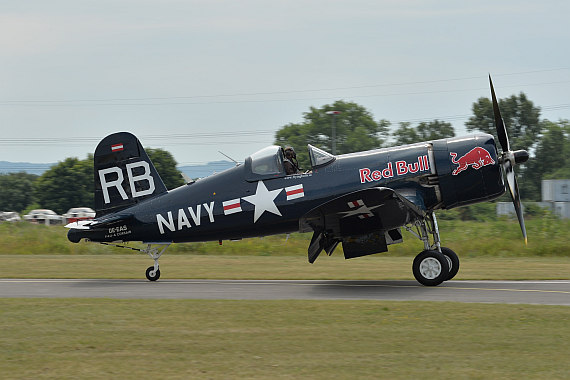 Flugplatzfest STockerau 2015 Foto Huber Austrian Wings Media Crew Flying Bulls F4U Corsair Landung_3