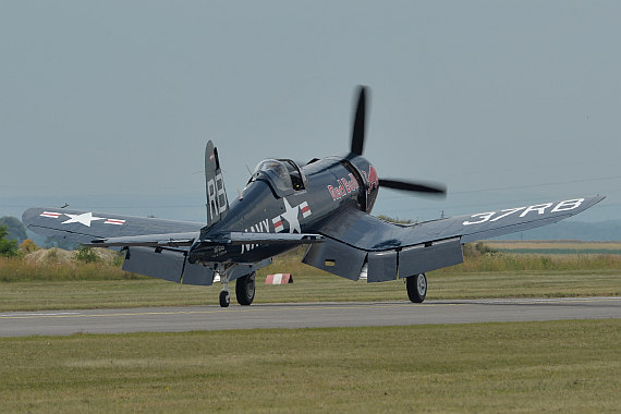 Flugplatzfest STockerau 2015 Foto Huber Austrian Wings Media Crew Flying Bulls F4U Corsair Landung_4