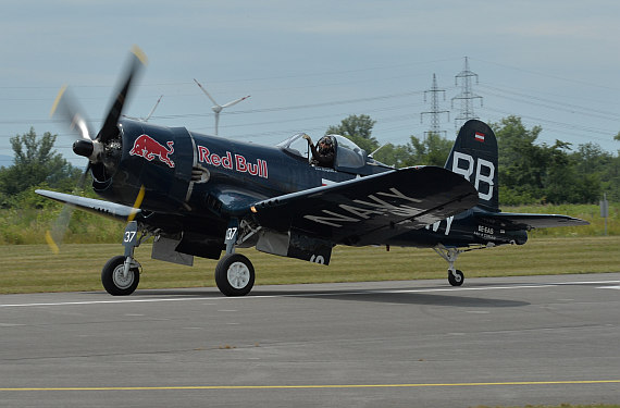 Flugplatzfest STockerau 2015 Foto Huber Austrian Wings Media Crew Flying Bulls F4U Corsair Landung_5