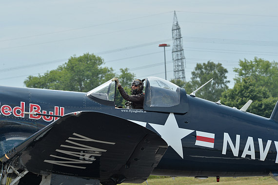 Flugplatzfest STockerau 2015 Foto Huber Austrian Wings Media Crew Flying Bulls F4U Corsair Landung_closeup pilot