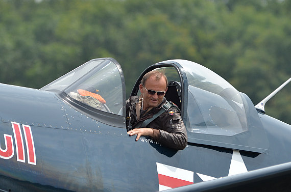 Flugplatzfest STockerau 2015 Foto Huber Austrian Wings Media Crew Flying Bulls F4U Corsair Landung_closeup pilot_1