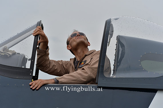 Flugplatzfest STockerau 2015 Foto Huber Austrian Wings Media Crew Flying Bulls F4U Corsair Pilot beobachtet Springer