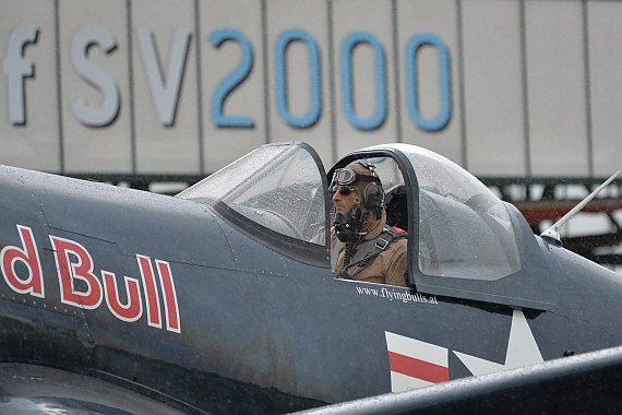 Flugplatzfest STockerau 2015 Foto Huber Austrian Wings Media Crew Flying Bulls F4U Corsair Pilot im Cockpit closeup