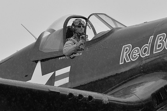 Flugplatzfest STockerau 2015 Foto Huber Austrian Wings Media Crew Flying Bulls F4U Corsair Pilot im Cockpit closeup_1 sw