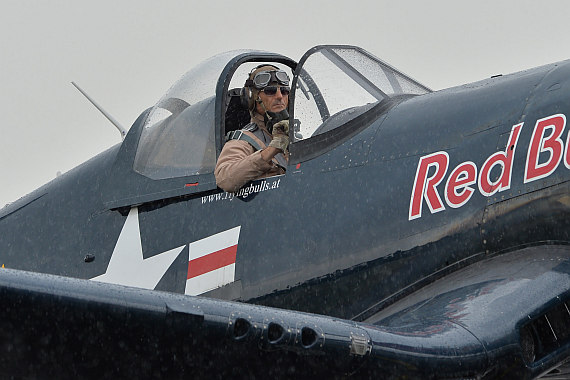 Flugplatzfest STockerau 2015 Foto Huber Austrian Wings Media Crew Flying Bulls F4U Corsair Pilot im Cockpit closeup_1