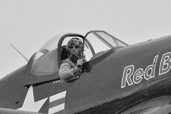 Flugplatzfest STockerau 2015 Foto Huber Austrian Wings Media Crew Flying Bulls F4U Corsair Pilot im Cockpit sw closeup