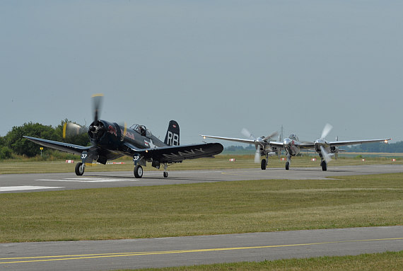 Flugplatzfest STockerau 2015 Foto Huber Austrian Wings Media Crew Flying Bulls Formation F4U Corsair P-38 Lightning_rollt