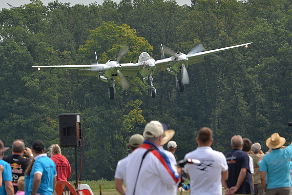 Flugplatzfest STockerau 2015 Foto Huber Austrian Wings Media Crew Flying Bulls P-38 Lightning Landung