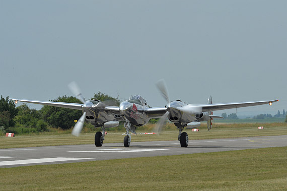 Flugplatzfest STockerau 2015 Foto Huber Austrian Wings Media Crew Flying Bulls P-38 Lightning Landung_3