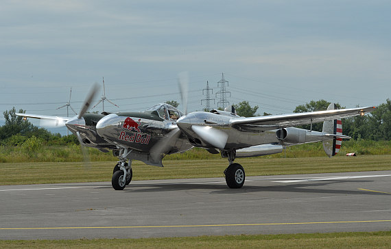 Flugplatzfest STockerau 2015 Foto Huber Austrian Wings Media Crew Flying Bulls P-38 Lightning Landung_4