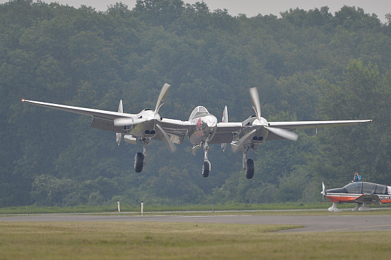 Flugplatzfest STockerau 2015 Foto Huber Austrian Wings Media Crew Flying Bulls P-38 Lightning Landung_6
