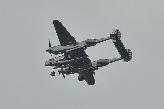 Flugplatzfest STockerau 2015 Foto Huber Austrian Wings Media Crew Flying Bulls P-38 Lightning gear down