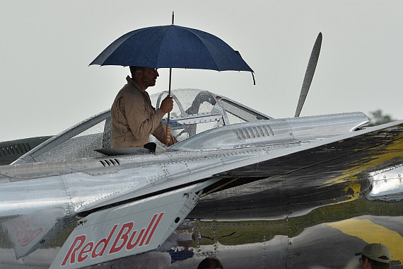 Flugplatzfest STockerau 2015 Foto Huber Austrian Wings Media Crew Flying Bulls P-38 Lightning raimund Riedmann mit Regenschirm