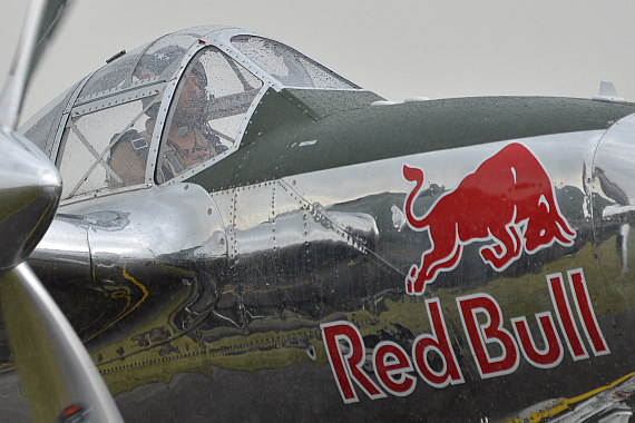 Flugplatzfest STockerau 2015 Foto Huber Austrian Wings Media Crew Flying Bulls P-38 Lightning strömender Regen Raimund Riedmann im Cockpit