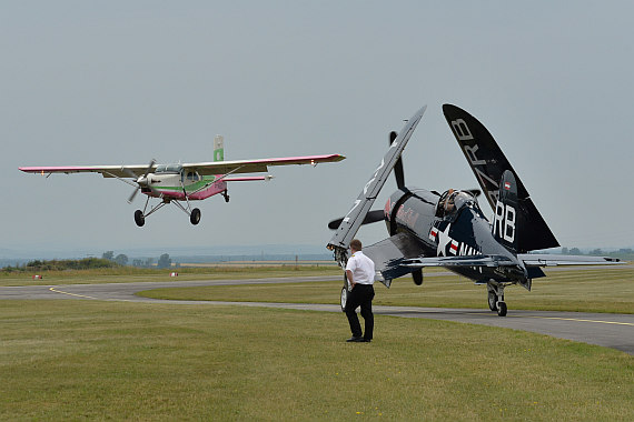 Pilatus Porter (links) und F4U Corsair mit angeklappten Tragflächen (rechts).