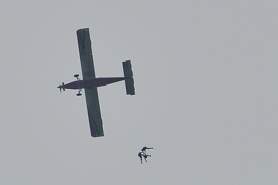 Flugplatzfest STockerau 2015 Foto Huber Austrian Wings Media Crew G-WGSC Pilatus PC-6 Porter setzt Fallschirmspringer ab