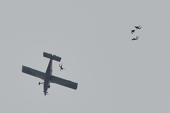 Flugplatzfest STockerau 2015 Foto Huber Austrian Wings Media Crew G-WGSC Pilatus PC-6 Porter setzt Fallschirmspringer ab_1