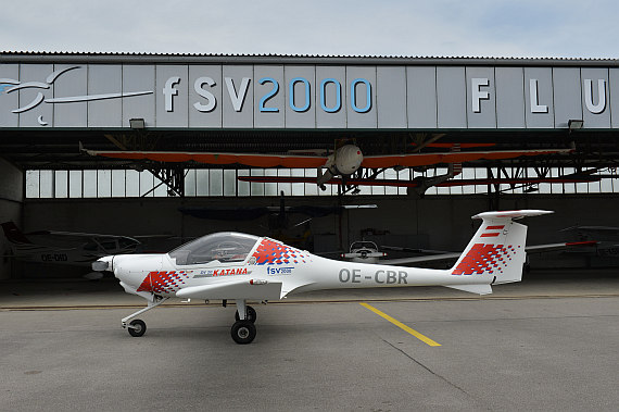 Flugplatzfest STockerau 2015 Foto Huber Austrian Wings Media Crew Katana OE-CBR vor dem FSV2000 Hangar