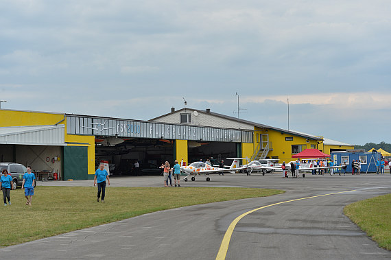 Flugplatzfest STockerau 2015 Foto Huber Austrian Wings Media Crew Katanas vor dem Hangar