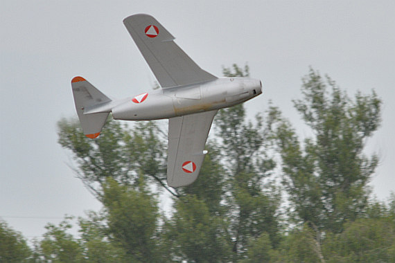 Saab J-2 Tunnan ("Fliegende Tonne") als Modell.