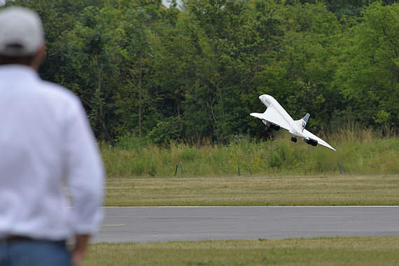 Flugplatzfest STockerau 2015 Foto Huber Austrian Wings Media Crew Modell der Concorde beim Start