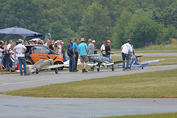 Flugplatzfest STockerau 2015 Foto Huber Austrian Wings Media Crew Modellflieger rücken an