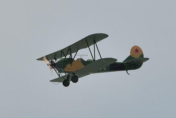 Modell der Po-2 im Flug.