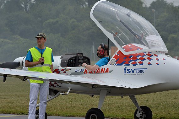 Flugplatzfest STockerau 2015 Foto Huber Austrian Wings Media Crew Pilot in Katana