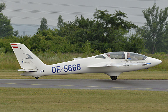 Flugplatzfest STockerau 2015 Foto Huber Austrian Wings Media Crew Segelkunstflug Segelflugzeug OE-5666 Start