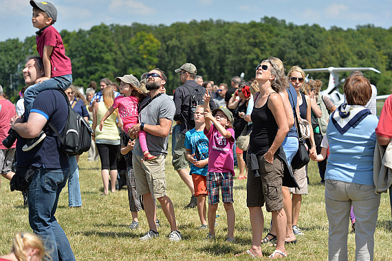 Flugplatzfest Stockerau 2015 28062015 Foto Huber Austrian Wings Media Crew Besucher Familien schauen in den Himmel