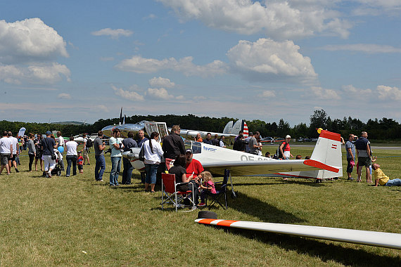 Flugplatzfest Stockerau 2015 28062015 Foto Huber Austrian Wings Media Crew Besucher Festgelände Falke