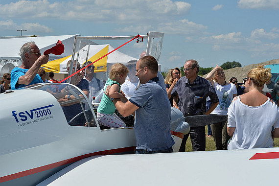 Flugplatzfest Stockerau 2015 28062015 Foto Huber Austrian Wings Media Crew Besucher Kind im Falken